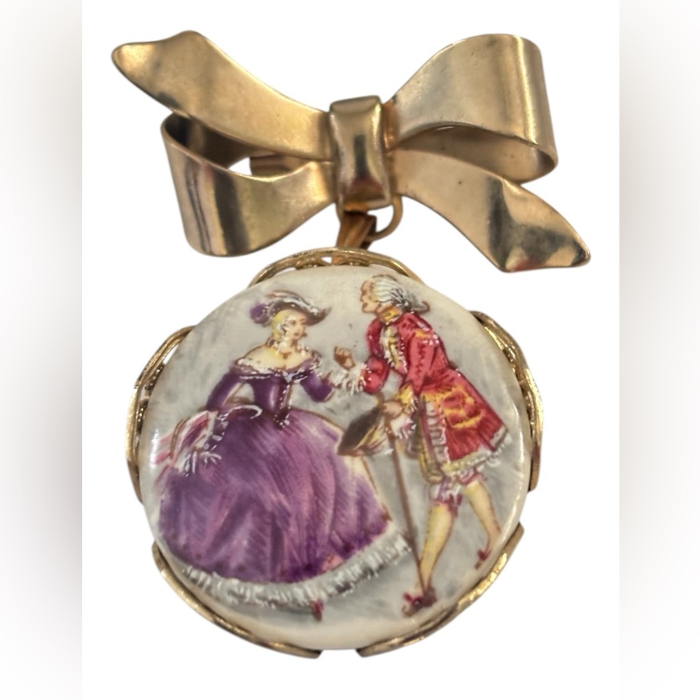 Vintage Gold Bow Porcelain Painted Victorian Couple Brooch - Bridgerton style - Picture 3 of 3